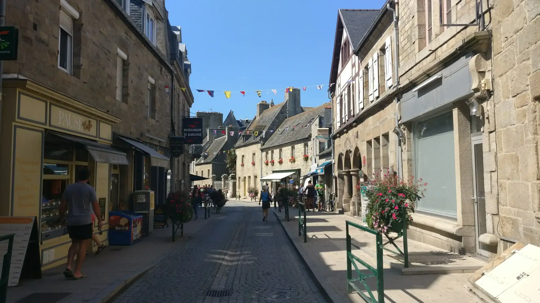 Ruelles de Lochrist, ambiance village