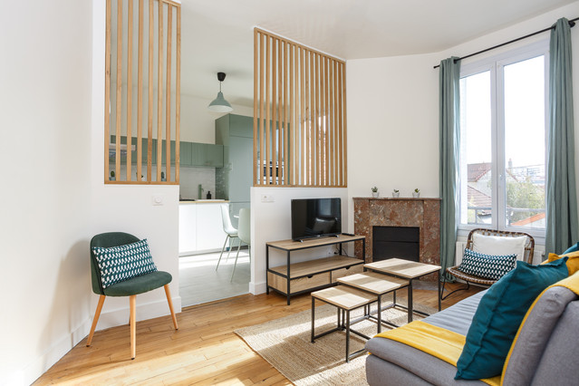 Intérieur désencombré et lumineux d'une maison prête pour la vente